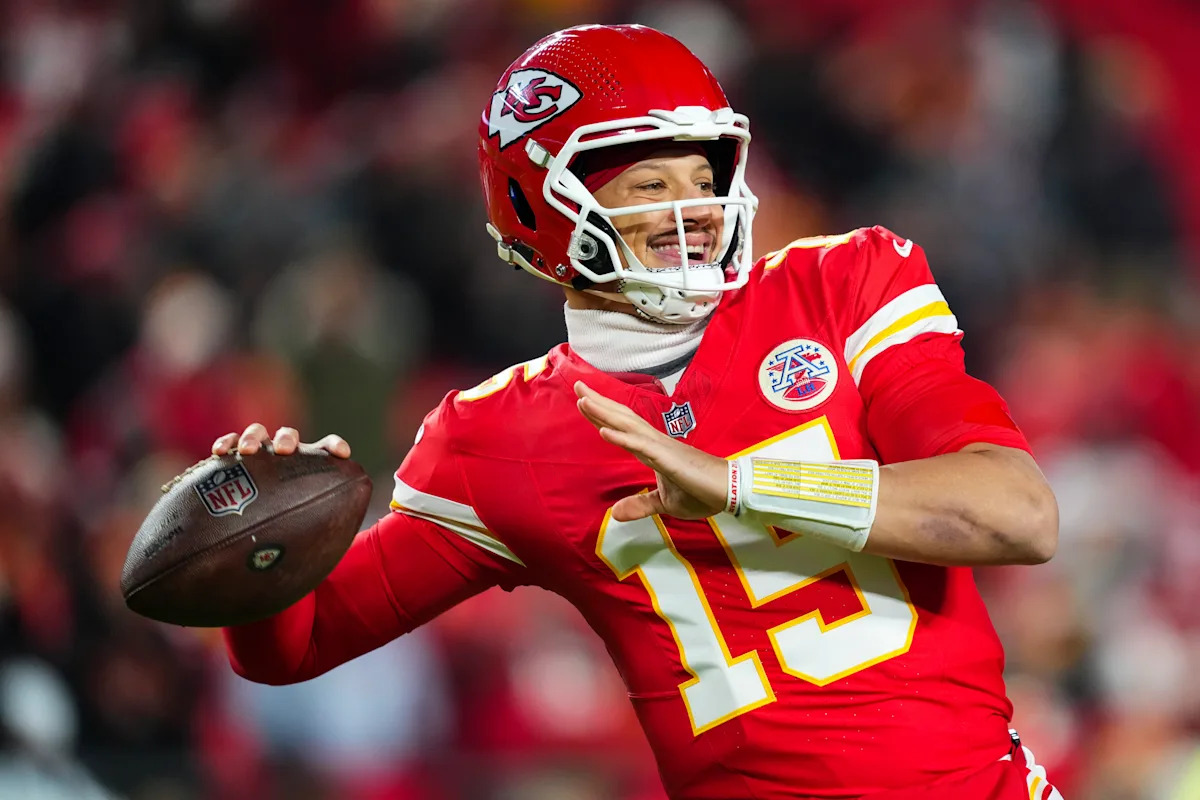 Chiefs extend Patrick Mahomes in reported record-setting deal