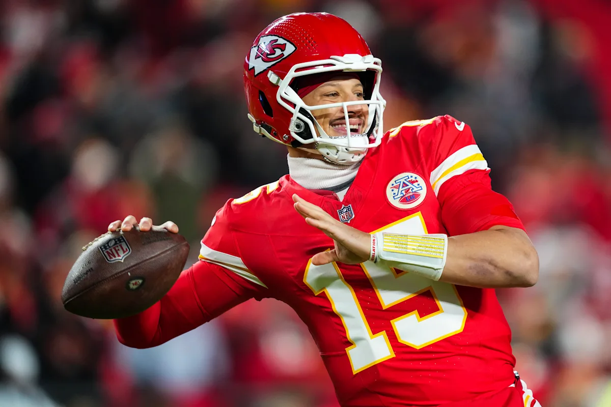 Chiefs extend Patrick Mahomes in reported record-setting deal takes center stage