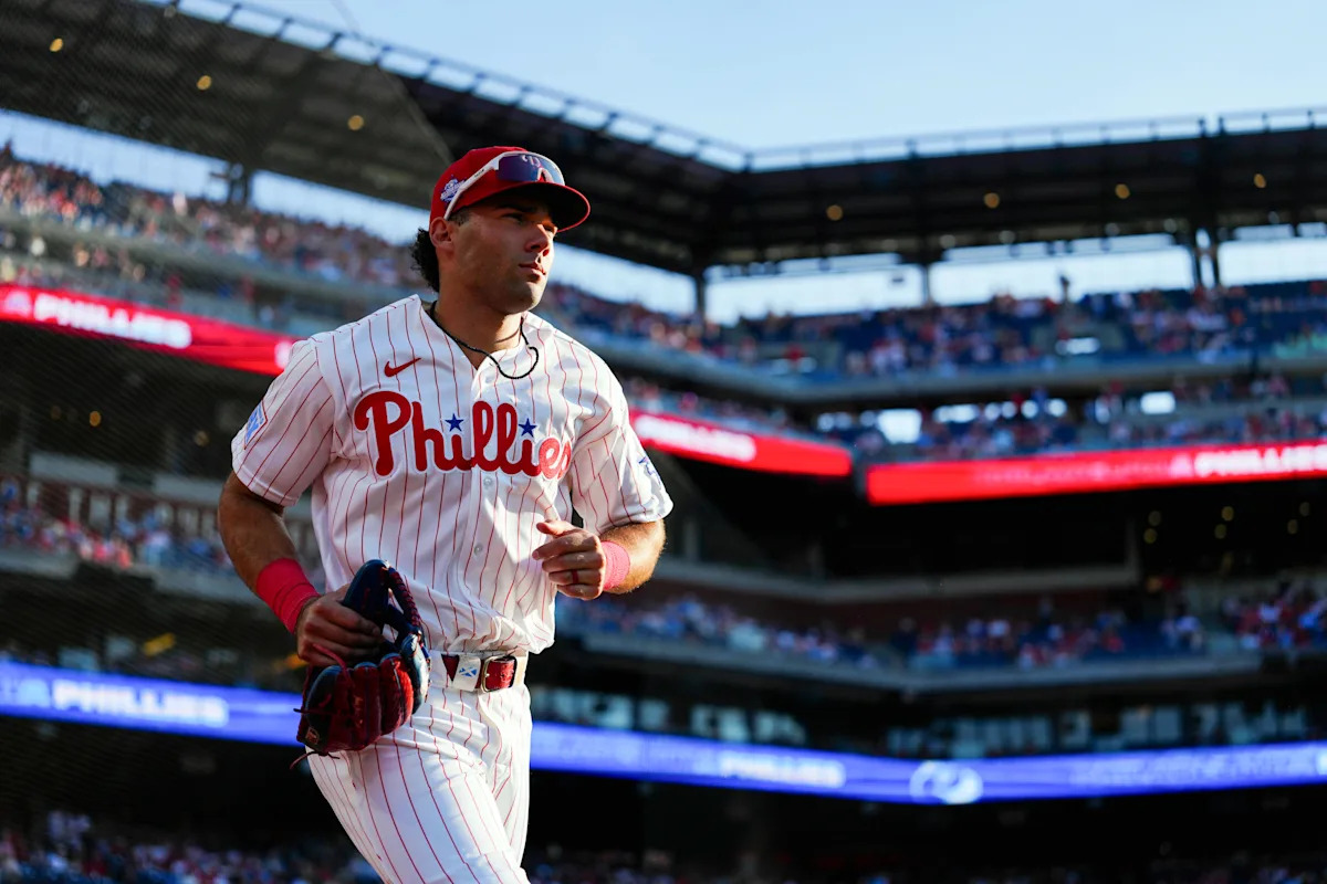Phillies OF Gabriel Rincones Jr. puts on sunglasses mid-fly ball to Create wild catch creates buzz