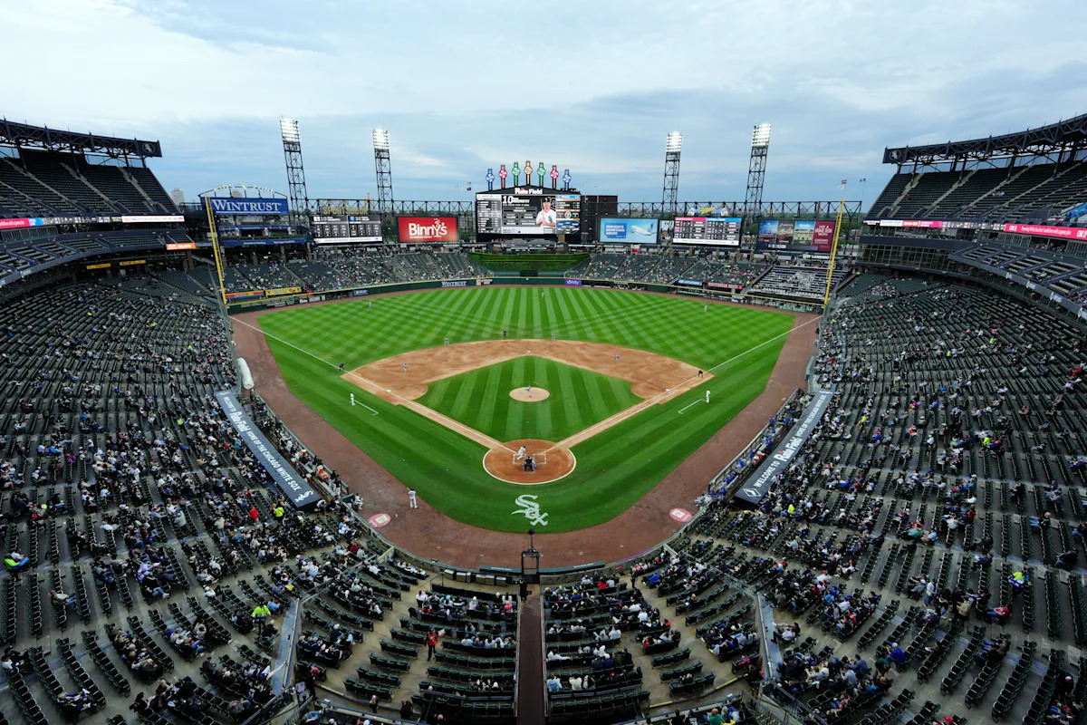 Fan hospitalized after falling into Royals' bullpen in 4th inning reported globally