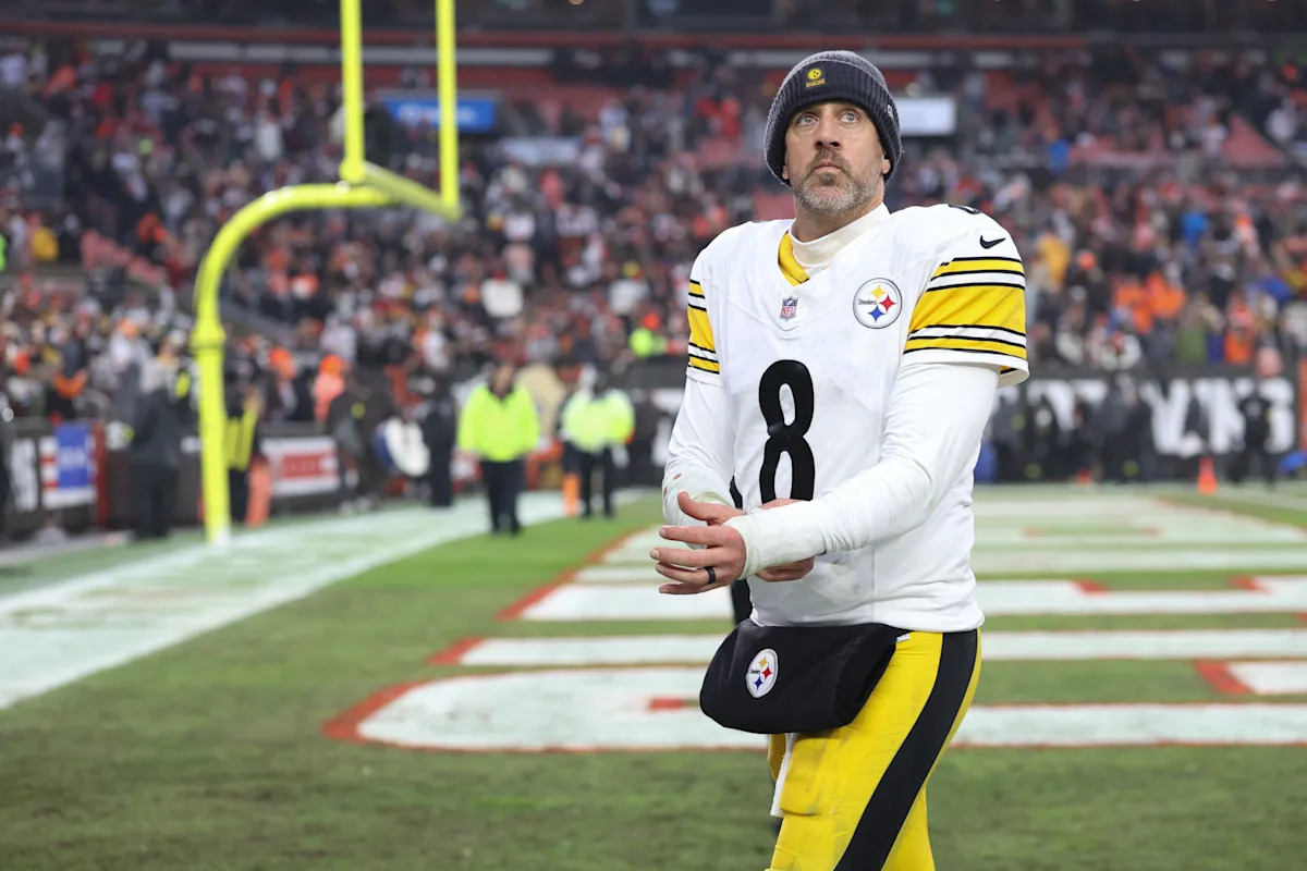 Aaron Rodgers shares photos -- appears to have mended fences with estranged family takes center stage
